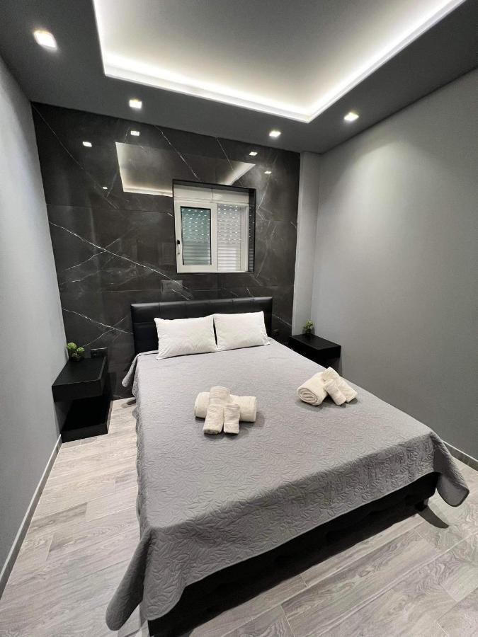 Luxury Black And White Interior Apartments Kalamata Esterno foto