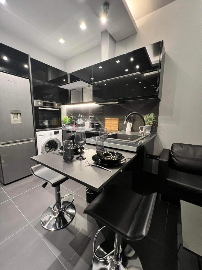 Luxury Black And White Interior Apartments Kalamata Esterno foto