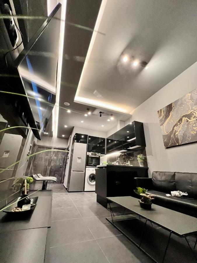 Luxury Black And White Interior Apartments Kalamata Esterno foto