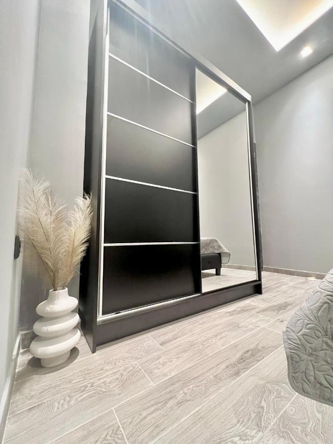 Luxury Black And White Interior Apartments Kalamata Esterno foto