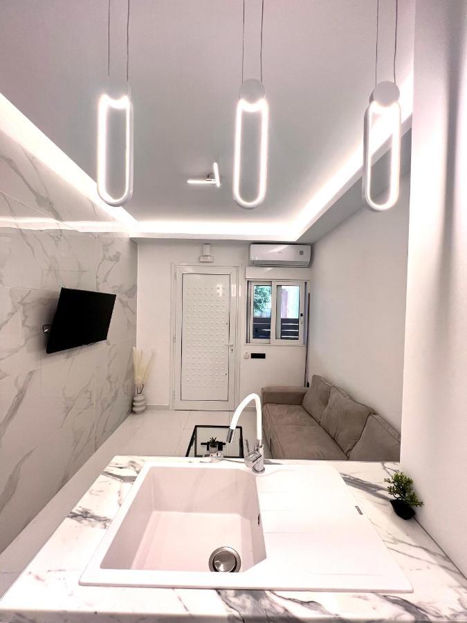 Luxury Black And White Interior Apartments Kalamata Esterno foto