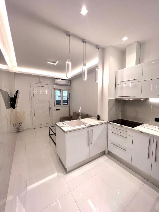 Luxury Black And White Interior Apartments Kalamata Esterno foto